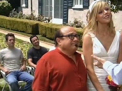 Cover image for Dennis and Dee's Mom Is Dead